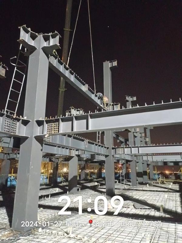 โครงสร้างเหล็กเบาสําหรับอาคารบ้านเรือนเตรียมพร้อม โครงสร้างโลหะที่กําหนดเอง โครงสร้างเหล็กสําหรับโรงงาน
