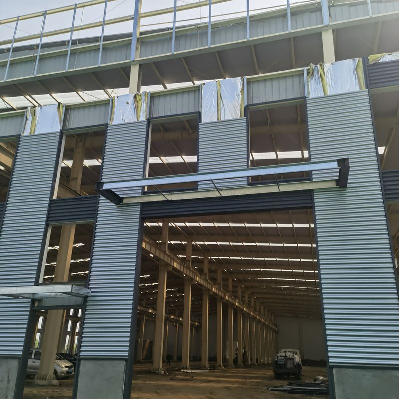 สร้างคลังสินค้าเหล็ก ออกแบบให้สูงและกว้าง พร้อมอุตสาหกรรมโครงสร้างเหล็ก Prefab กันพายุ