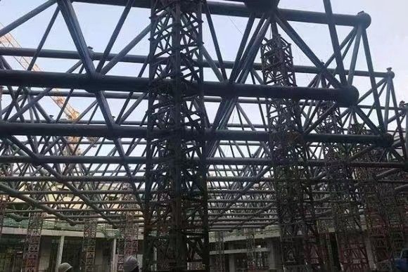สร้างคลังสินค้าเหล็ก ออกแบบให้สูงและกว้าง พร้อมอุตสาหกรรมโครงสร้างเหล็ก Prefab กันพายุ